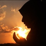 young-muslim-woman-makes-dua