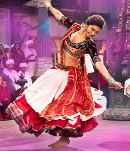 (Photo source: www.movies.buzzintown.com/goliyon-ki-raasleela-ram-leela/pid--434914/show--photos/startwith--20/id--698060.html)