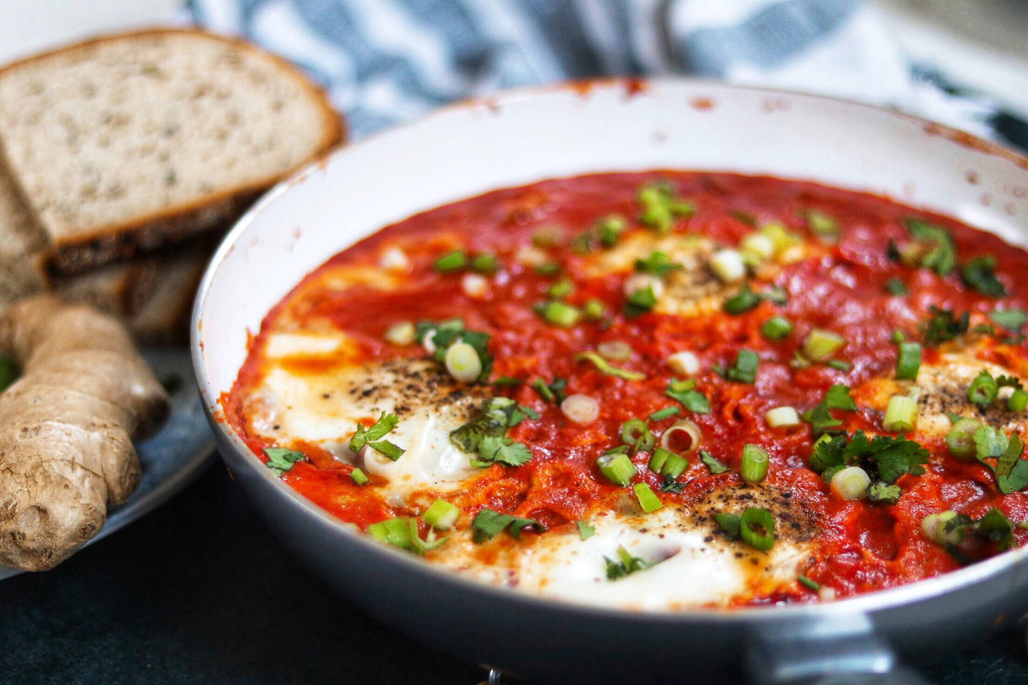 A PERFECT WEEKEND BRUNCH: RED CURRY SHAKSHUKA