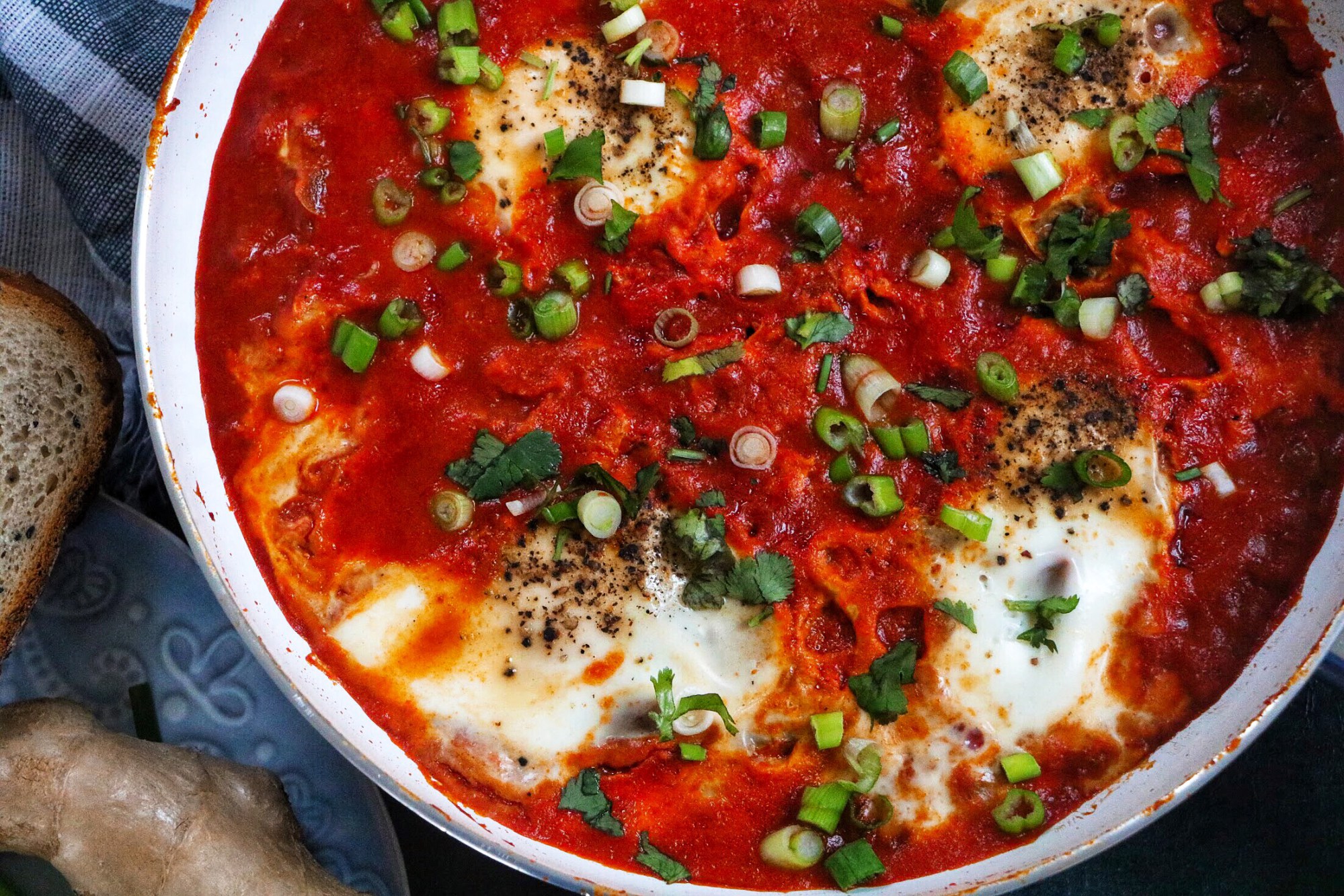 A PERFECT WEEKEND BRUNCH: RED CURRY SHAKSHUKA